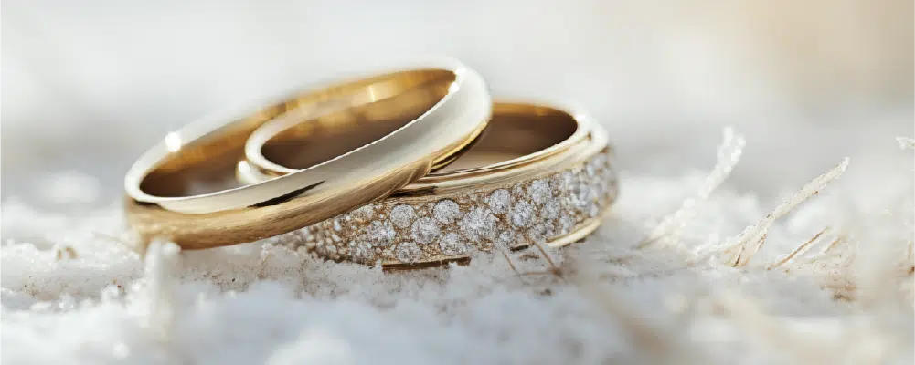 A couple rings sitting on some snowy ground