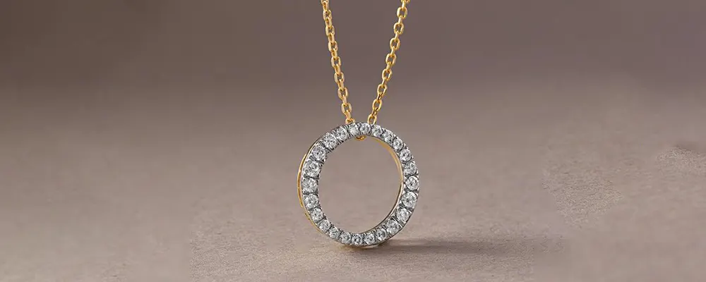Open circle pendant necklace in 18k yellow gold covered with Round pavé lab-grown diamonds.